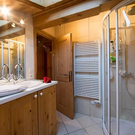 Les Chosalets Chalet Sleeps 8 *